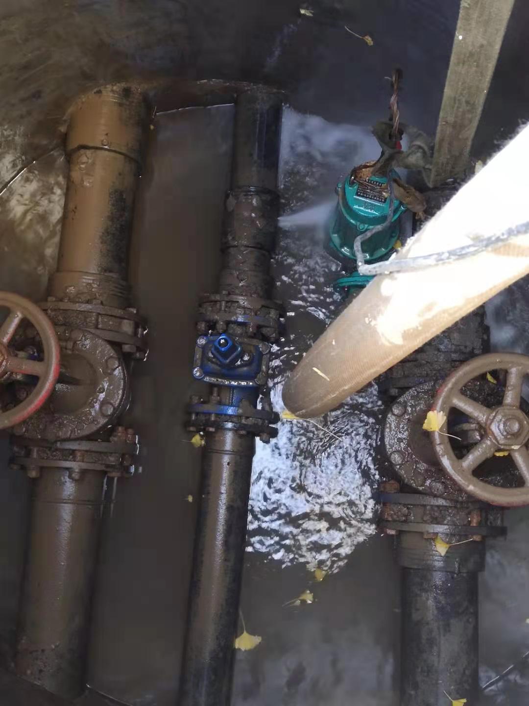 漏水检测仪检测地下自来水管道漏水点，精确定位泄漏点位置